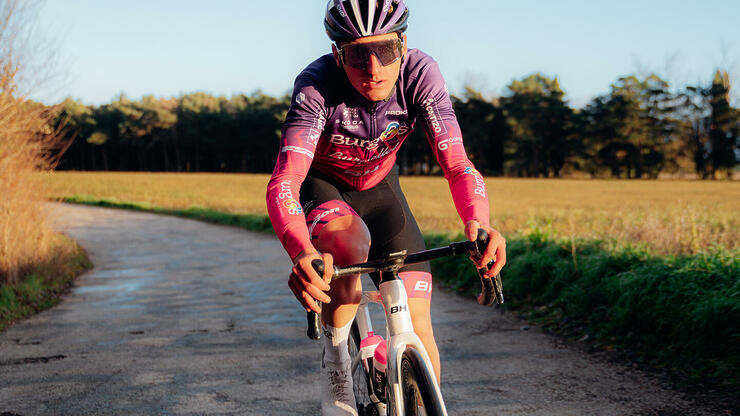 A tribute to grit and perseverance: the new Burgos Burpellet BH x Siroko jersey