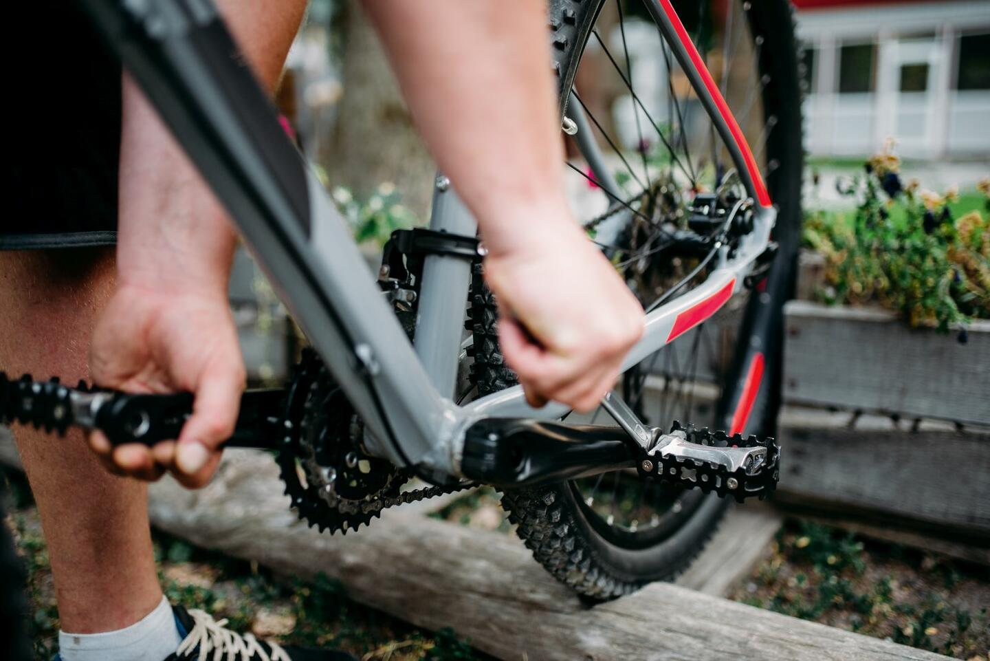 Cómo cambiar los pedales de una bicicleta: Guía para ciclistas principiantes